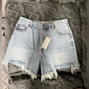 Light denim wash shorts with frays